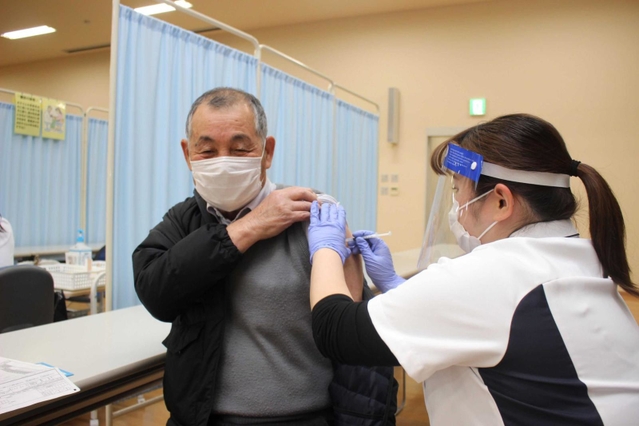 南保健センターで３回目のワクチンを受ける市民＝姫路市飾磨区細江