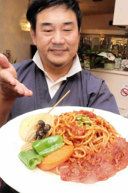 肉を使っていないスパゲティ。素揚げした野菜が添えられ、ボリュームも満点だ＝杵屋二階町本店