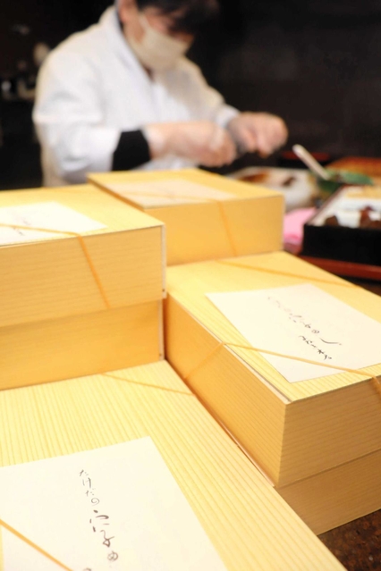 まねき食品が展開する「たけだの穴子めし」の弁当。木製の器が使用されており、高級感がある＝姫路市駅前町