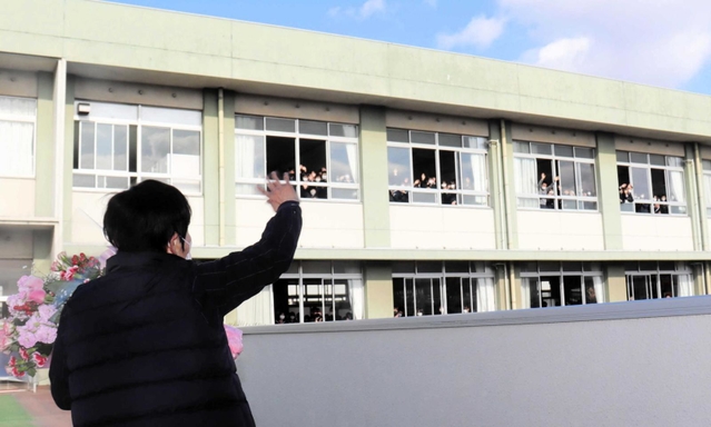「今までありがとう」。大きく手を振る梶原さんと生徒たち＝姫路市広畑区小松町３、広畑中学校
