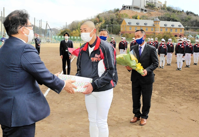 姫路市の清元秀泰市長（左端）から記念品を受け取る東洋大付属姫路高野球部の岡部虎尉主将＝同市打越