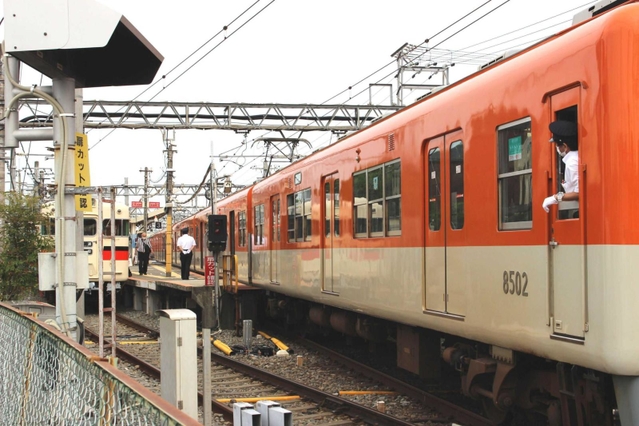最後部１両だけがはみ出して止まる特急電車。神戸方面にホームが延長され、「珍景」は２月中旬で姿を消した＝２０２０年６月、姫路市大塩町