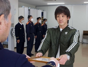 しらさぎ賞を受ける高村龍馬さん＝飾磨消防署