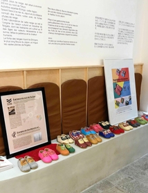 パリの展示施設に並ぶファーストシューズ（兵皮連提供）