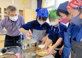 ざる豆腐づくりに挑戦する置塩小の子どもたち＝姫路市夢前町宮置