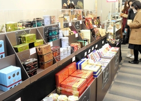 国内外の人気チョコレートが並ぶ特設会場。男性客や家族連れの姿も目立った＝姫路市駅前町、ピオレ姫路