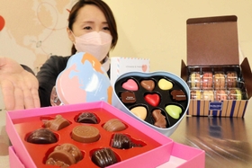 会場で特に人気がある海外ブランドのチョコ。パッケージも華やかで目を引く＝姫路市南町、山陽百貨店