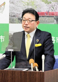 会見で姫路城マラソンの中止を発表する清元秀泰市長＝姫路市役所