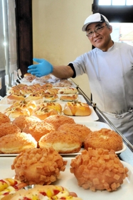 広畑中生徒の胃袋を満たし続ける寿屋のパン＝姫路市勝原区熊見