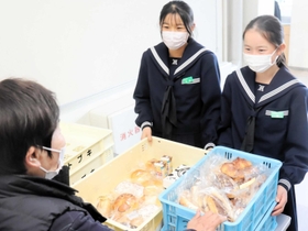 最後の「パン注」で商品を受け取る生徒たち＝姫路市広畑区小松町３、広畑中学校