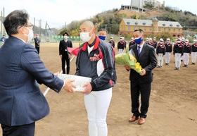 姫路市の清元秀泰市長（左端）から記念品を受け取る東洋大付属姫路高野球部の岡部虎尉主将＝同市打越