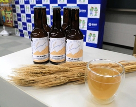 もち麦ビール＝福崎町役場