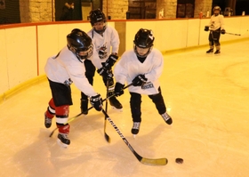 氷上でパックの取り合いをする子どもら＝姫路市豊富町神谷