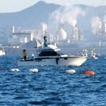 のり網に引っかかって動けなくなった船（姫路海上保安部提供）