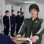 しらさぎ賞を受ける高村龍馬さん＝飾磨消防署