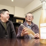 姫路産ワインの製造に向けての思いを語り合う樋熊敏さん（右）と小山内陽介さん＝姫路市福中町、コレット