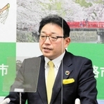 会見で姫路城マラソンの中止を発表する清元秀泰市長＝姫路市役所