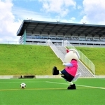 サッカー場で運動する姫路競馬場の公式マスコットキャラクター「ひめたん」（ひめたんスポーツクラブ提供）