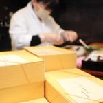 まねき食品が展開する「たけだの穴子めし」の弁当。木製の器が使用されており、高級感がある＝姫路市駅前町