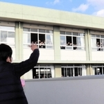「今までありがとう」。大きく手を振る梶原さんと生徒たち＝姫路市広畑区小松町３、広畑中学校