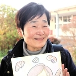 「パン注のおばちゃん」こと梶原ゆき子さん。似顔絵そっくりの穏やかな笑みで、生徒を見守り続けた＝姫路市広畑区小松町３、広畑中学校
