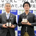 福崎町産もち麦ビールをＰＲする六甲ビール醸造所の大渕拓也さん（右）と尾崎吉晴町長＝福崎町役場