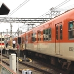 最後部１両だけがはみ出して止まる特急電車。神戸方面にホームが延長され、「珍景」は２月中旬で姿を消した＝２０２０年６月、姫路市大塩町