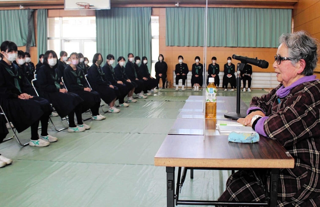 竹居洋子さんの戦争体験を聞く生徒＝飾磨西中学校