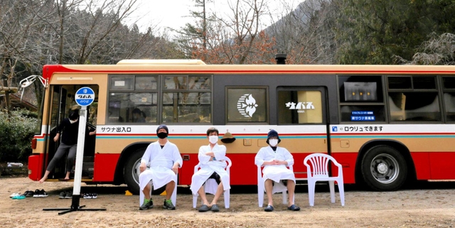 サウナを満喫した利用客は車外に出て外気浴＝神河町根宇野