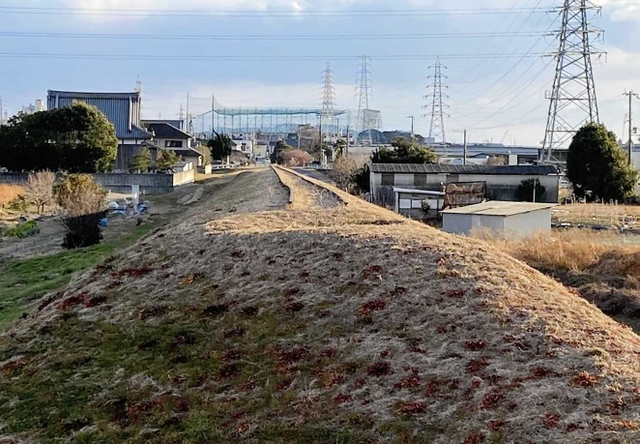 盛り土の上を南北にまっすぐ延びる北沢産業網干鉄道の線路跡＝姫路市網干区