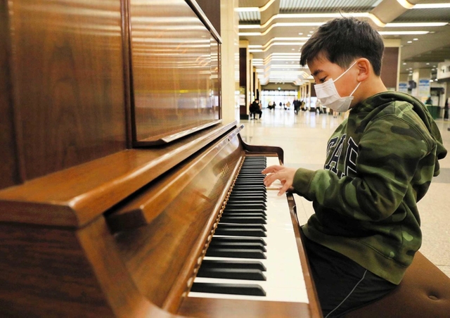 ２カ月ぶりに再開されたストリートピアノ＝ＪＲ姫路駅