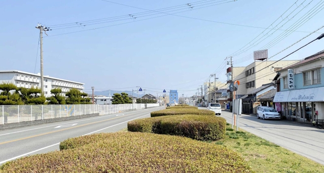 「むつみや」（右）などが立ち並ぶ一角。通りを挟んだ場所に女子寮があった＝姫路市余部区上余部