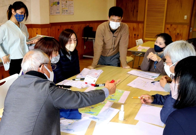 太市地区のお薦めスポットを話し合う地元住民＝姫路市相野