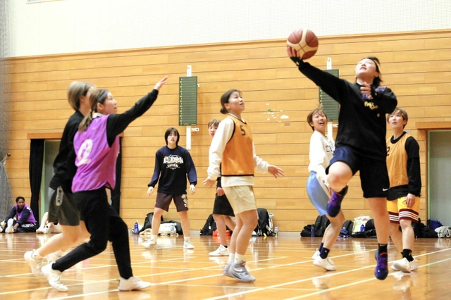 今秋からＷリーグに参戦する「姫路イーグレッツ」と地域リーグを戦う「播磨ホワイトバックス」の選手たちがともに練習に励む＝市川町上瀬加