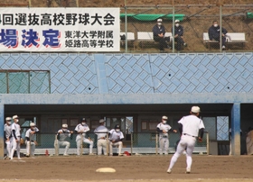 解禁後、初の対外試合が開かれた東洋大付属姫路高校野球部のグラウンド＝姫路市打越