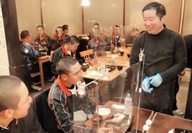 リラックスした雰囲気で、寮生と談笑する迫田光広店長（右端）＝杵屋書写お菓子の里
