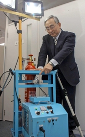 アビオスエンジニアリングが手掛けた小型燃料電池と、同社の吉田泰三社長＝姫路市安田４