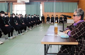 竹居洋子さんの戦争体験を聞く生徒＝飾磨西中学校