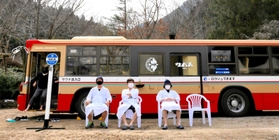 サウナを満喫した利用客は車外に出て外気浴＝神河町根宇野