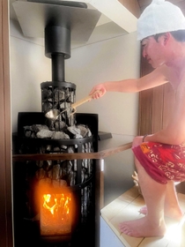 焼けた石に水をかける「ロウリュ」も楽しめる＝神河町根宇野