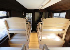 バスの座席の趣が何となく残るサウナ室＝神河町根宇野