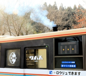 通常のバスには絶対にない煙突から、サウナ運転中は煙が吹き出す＝神河町根宇野