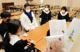 共同で和菓子を開発した甘音屋の森雅史社長（中央）と姫路工業高デザイン科の生徒＝姫路市伊伝居、姫路工業高