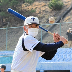 ノックを打つ藤田明彦監督＝姫路市打越（撮影・大山伸一郎）
