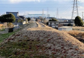 盛り土の上を南北にまっすぐ延びる北沢産業網干鉄道の線路跡＝姫路市網干区