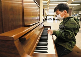 ２カ月ぶりに再開されたストリートピアノ＝ＪＲ姫路駅