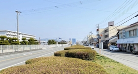 「むつみや」（右）などが立ち並ぶ一角。通りを挟んだ場所に女子寮があった＝姫路市余部区上余部