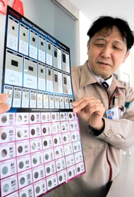 東芝製半導体の製品を紹介する栗原紀泰さん。中には極小の半導体もある＝姫路半導体工場