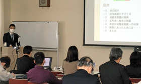 成人年齢の引き下げに伴う注意点などが解説されたセミナー＝姫路職員福利センター