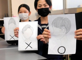 解禁されるツーブロックの見本をイラストで示す生徒＝山陽中学校